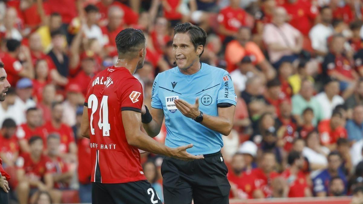 登录入口-每体：巴萨首轮联赛裁判双重标准引发争议，数百球迷提前退场