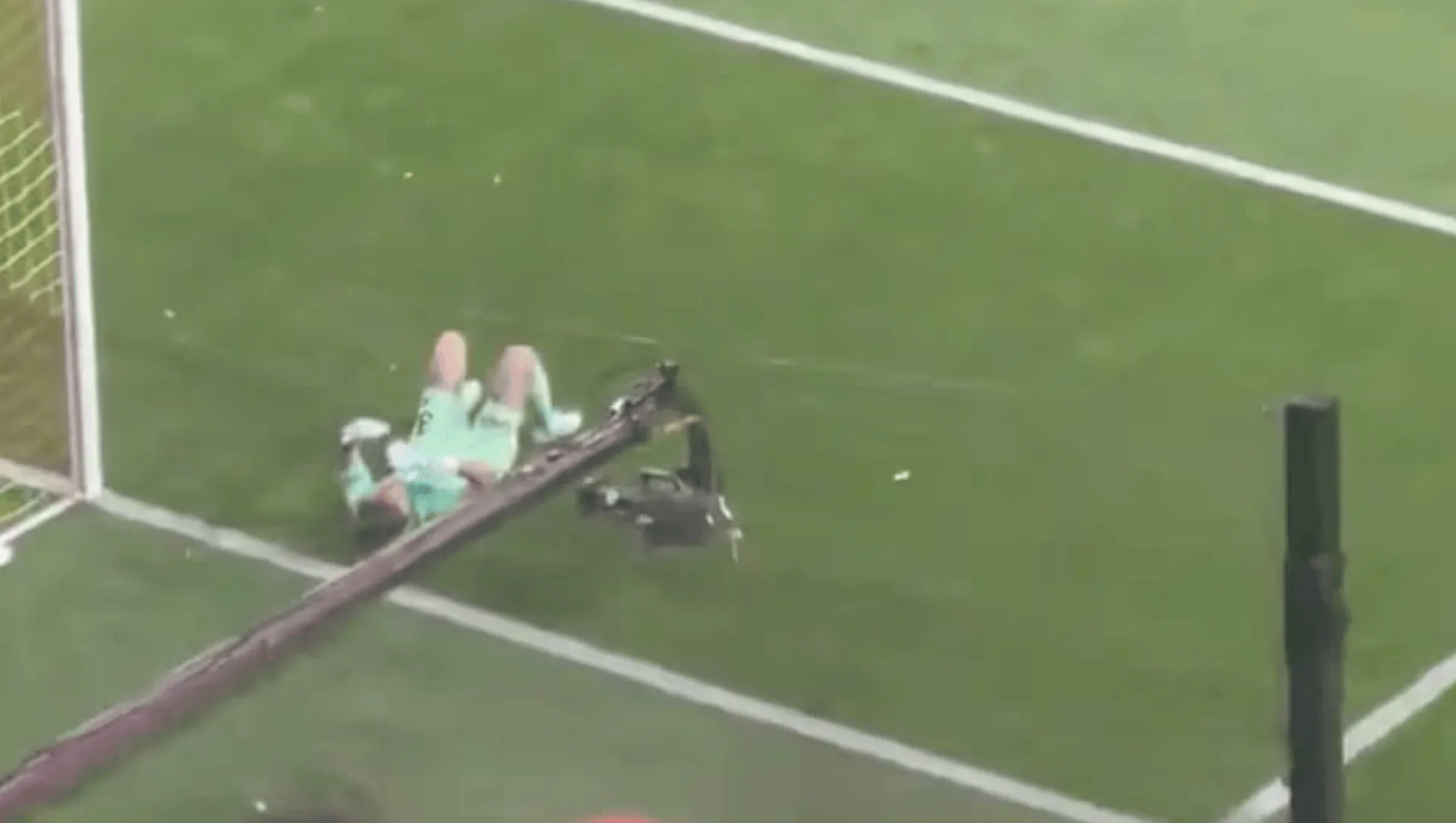 体育赛事-前曼城门将埃德森比赛中被杂物击中，倒地后愤怒推开摄像机